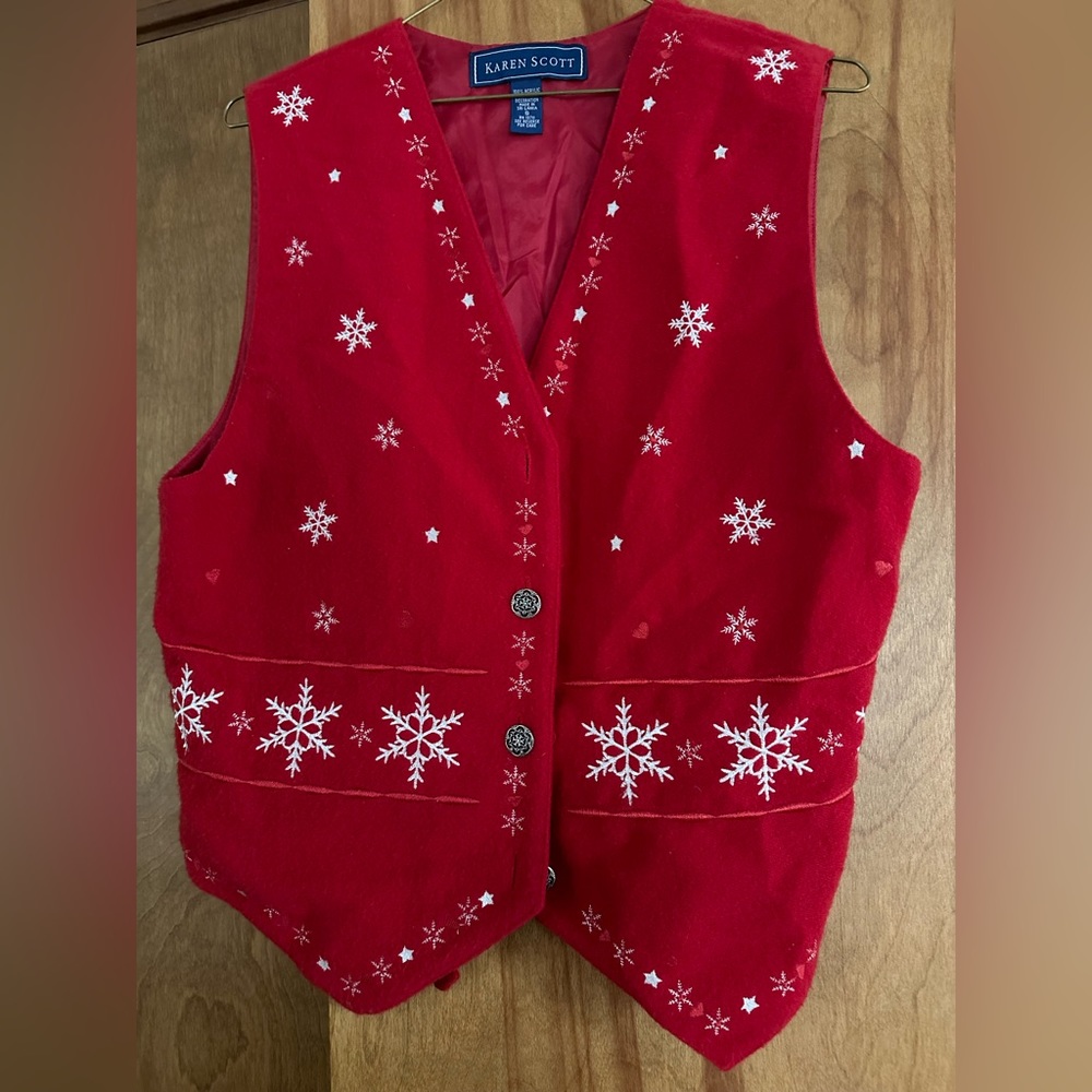 Women’s Holiday Vest Karen Scott with dressy buttons & white snowflakes size M